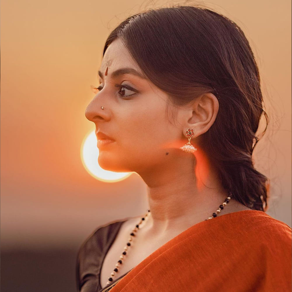 విక్టరీ వెంకటేష్, మీనా నటించిన దృశ్యం సినిమాలో వెంకీ చిన్న కూతురుగా నటించింది ఎస్తేర్ అనిల్. ఇక దృశ్యం 2లోనూ మరోసారి కనిపించింది. 