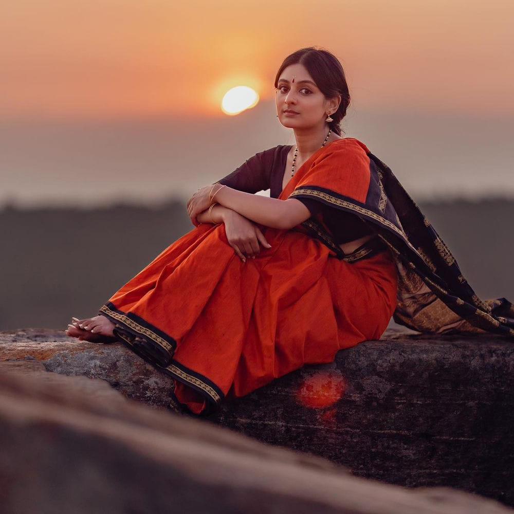 2001 ఆగస్ట్ 27న కేరళలోని యనాడ్ ప్రాంతంలో జన్మించింది ఎస్తేర్ అనిల్. 2010లో నల్లవన్ చిత్రం ద్వారా చైల్డ్ ఆర్టిస్ట్‌గా తన కెరీర్‌ను ప్రారంభించింది. 2013లో విడుదలైన దృశ్యం సినిమా గుర్తింపు తెచ్చిపెట్టింది. 