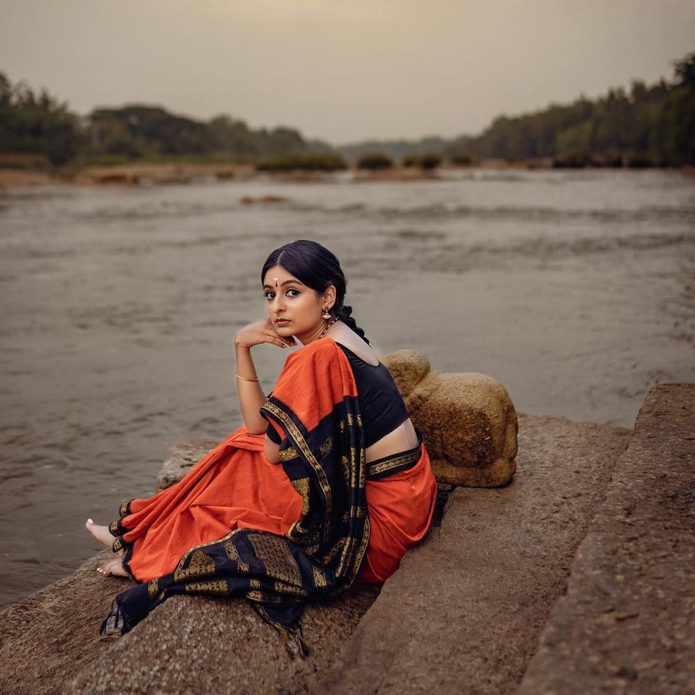 ఈ క్రమంలోనే సోషల్ మీడియాలో యాక్టివ్ గా ఉంటూ ఎప్పటికప్పుడు తన లేటేస్ట్ ఫోటోస్ షేర్ చేస్తుంది ఎస్తేర్ అనిల్. 