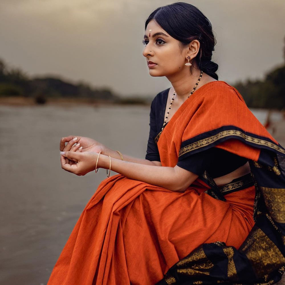  ఇప్పుడు అలనాటి అందాల తార శోభన లుక్ ను రీక్రియేట్ చేసింది ఎస్తేర్ అనిల్.  తమిళంతోపాటు.. తెలుగు ప్రేక్షకుకు సుపరిచితమే ఈ అమ్మాయి. 