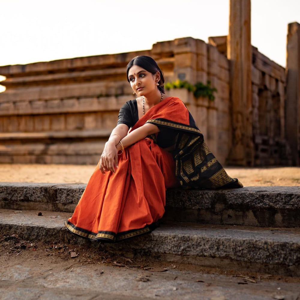 తాజాగా దళపతి సినిమాలోని శోభన లుక్ రీక్రియేట్ చేసిన ఫోటోస్ షేర్ చేయగా.. తెగ వైరలవుతున్నాయి. 