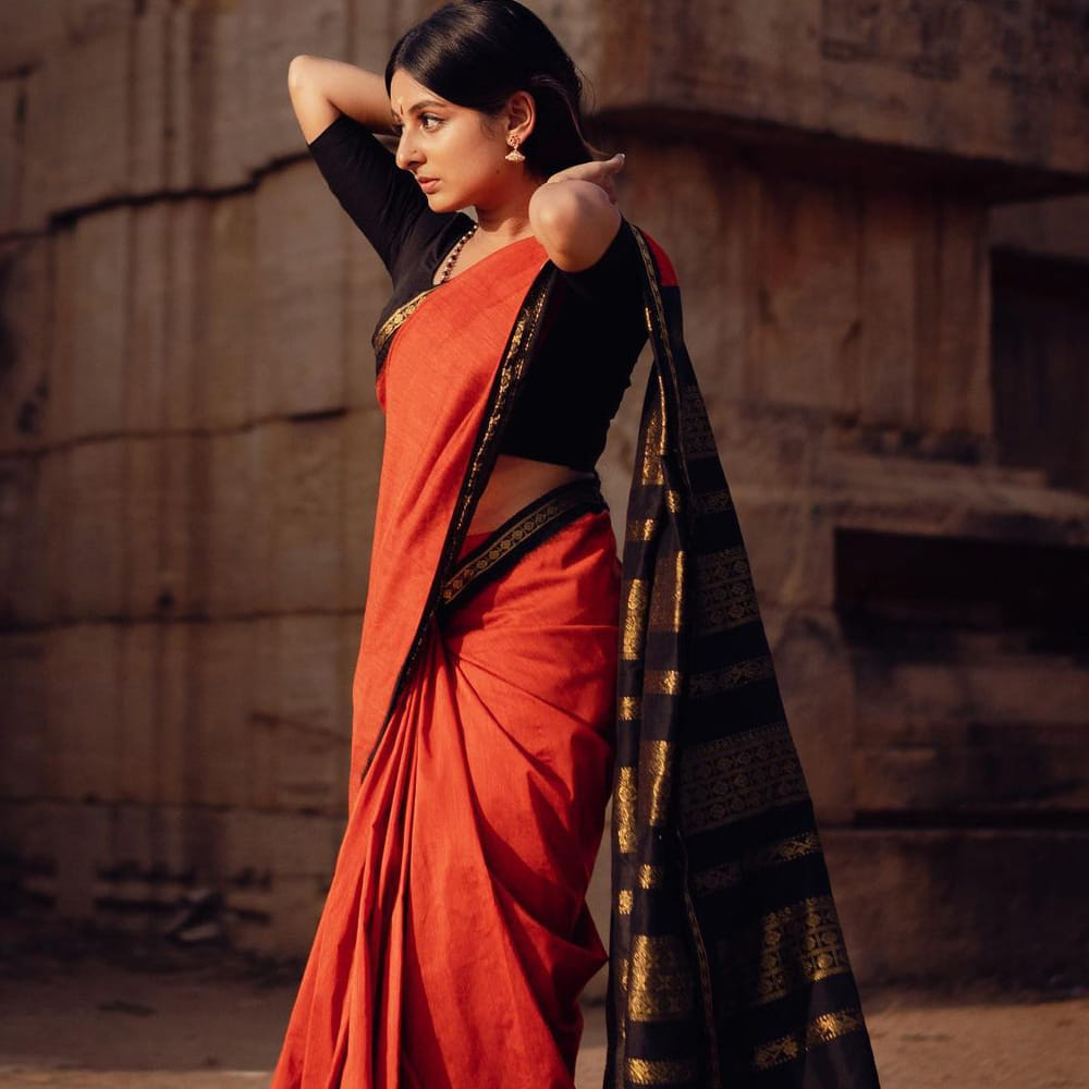 యమునా తటిలో నల్లనయ్యకై ఎదురు చూసెనే రాధా.. దళపతిలో శోభన లుక్ రీక్రియేట్ చేసిన అమ్మాయిని గుర్తుపట్టారా ?.. 