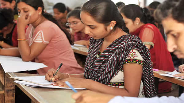 JEE మెయిన్స్ పరీక్షలోనూ మాస్ కాపీయింగ్.. ఆలస్యంగా వెలుగులోకి.. నలుగురు అరెస్ట్..