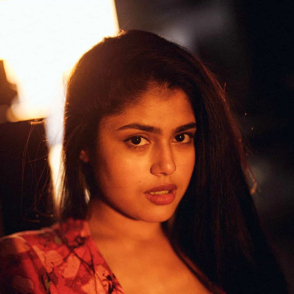 టాలీవుడ్ క్రేజీ హీరోయిన్స్ లో ఒకరైన జాతిరత్నాలు హీరోయిన్ ఫరియా అబ్దుల్లా.. ప్రెసెంట్ ఫుల్ ఫార్మ్ లో ఉంది. హైదరాబాదీ లోకల్ అయిన ఈ అమ్మడు ఈ ఒక్క సినిమాతో యూత్ ను ఎట్ట్రాక్ట్ చేసి ట్రేండింగ్ లోకి వచ్చేసింది. సోషల్ మీడియా లో సైతం ఈ వయ్యారి హాట్ ఫొటోస్ కు కుర్రకారు లో గట్టి ఫాలోయింగ్ ఉంది. ఇక తాజాగా ఈ అమ్మడు న్యూ ఫొటోస్ తో ఉర్రుతలూగిస్తుంది.