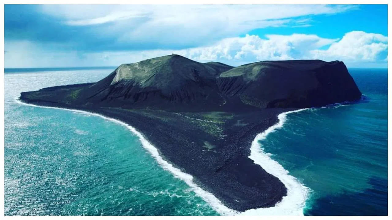 సుర్ట్సే ద్వీపం: ఈ ద్వీపం ఐస్‌లాండ్‌లో ఉంది. నీటిలో అగ్నిపర్వతం విస్ఫోటనం చెందడం వల్ల ఈ ద్వీపం ఏర్పడింది. దీని ప్రభావం 1963 నుండి 1967 వరకు కనిపించింది. ఈ ద్వీపాన్ని సందర్శించడానికి ప్రజలకు అనుమతి లేదు. ఇక్కడికి శాస్త్రవేత్తలకు మాత్రమే అనుమతి ఉంది.