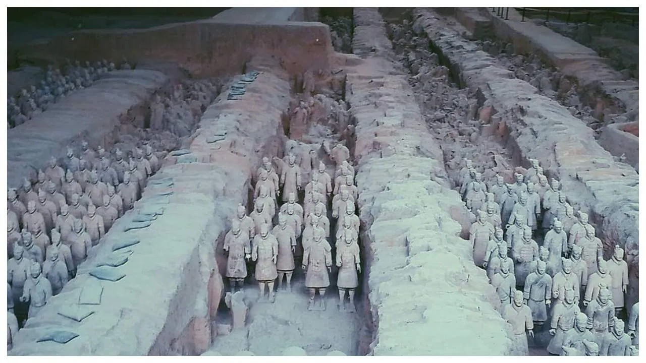 క్విన్ షి హువాంగ్: టెర్రకోట ఆర్మీ 1974లో వెలికితీసింది. ఇక్కడ చైనా మొదటి చక్రవర్తి క్విన్ షి హువాంగ్ సమాధి కనుగొనడం జరిగింది. చైనా మొదటి చక్రవర్తి క్విన్ షి హువాంగ్ సమాధిని పిరమిడ్ కింద ఖననం చేశారు. ఈ సమాధి సుమారు 2000 సంవత్సరాల నాటిది. ఇది ప్రపంచంలోని అతిపెద్ద ఆవిష్కరణలలో ఒకటిగా పరిగణించబడుతుంది. ఇది కూడా మిస్టరీయే. నివేదికల సమాచారం ప్రకారం..  సమాధిలో అంతుచిక్కని రహస్యాలు చాలానే ఉన్నాయి. అందుకే.. అక్కడి ప్రజలు వెళ్లేందుకు నిషిద్ధం విధించడం జరిగింది.