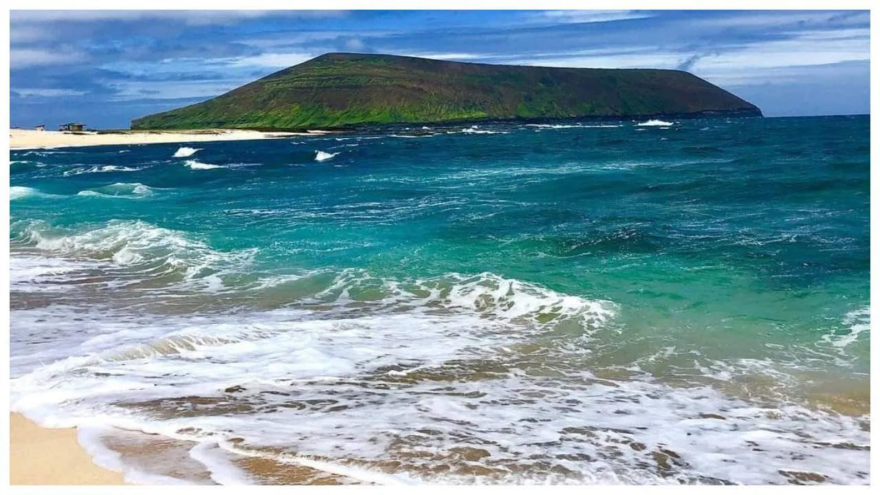 నిహౌ ద్వీపం: ఇది యూఎస్ఏ లో ఇక్కడ బయటి వ్యక్తులకు ప్రవేశం నిషేధించబడింది. ఒకవేళ మీ బంధువులు అక్కడ నివసిస్తున్నట్లయితే.. అక్కడికి వెళ్లగలరు. యుఎస్ నేవీలో భాగమైన వారు కూడా అక్కడకు వెళ్లవచ్చు. పర్యావరణం, వన్యప్రాణులను సంరక్షించే ఉద్దేశ్యంతో ఈ ప్రాంతాన్ని నిషేధించారు.