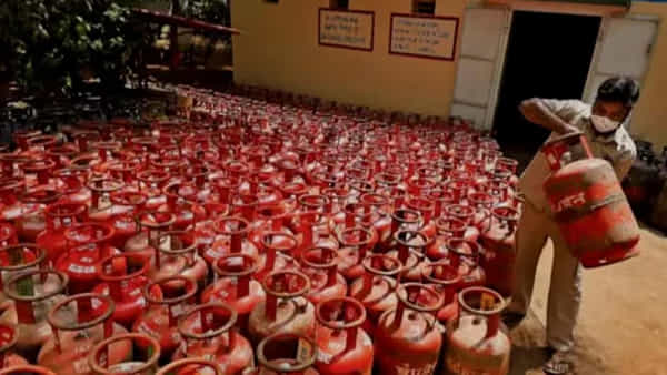 Gas Cylinder: గుడ్ న్యూస్.. భారీగా తగ్గిన సిలిండర్ ధరలు.. ఎంతో తెలుసా.?