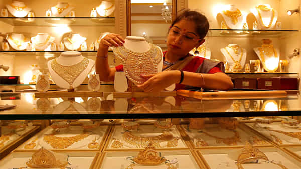 Gold Price Today: గుడ్న్యూస్.. రికార్డ్ ధర కంటే తక్కువకే బంగారం.. తెలుగు రాష్ట్రాల్లో ఎలా ఉన్నాయంటే?
