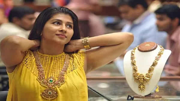 Gold Price Today: బంగారం కొనుగోలుదారులకు గుడ్ న్యూస్.. భారీగా తగ్గిన ధరలు.. తెలుగు రాష్ట్రాల్లో తులం ఎంతంటే?