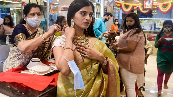 Gold Price Today: బంగారం కొనుగోలు దారులకు కాస్త ఊరట.. సోమవారం గోల్డ్ రేట్ ఎలా ఉందంటే.