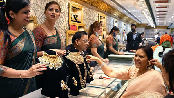 Gold Price Today: బంగారం ప్రియులకు చుక్కలే.. శనివారం గోల్డ్ రేట్ ఎంత పెరిగిందో తెలుసా.?