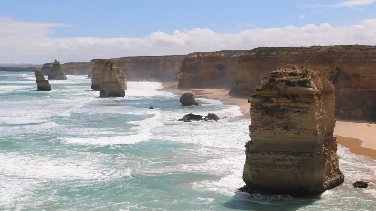 Great Ocean Road: ఆస్ట్రేలియాలోని గ్రేట్ ఓషన్ రోడ్ అద్భుతంగా అందంగా ఉంటుంది. ఈ 243 కిలోమీటర్ల పొడవైన మార్గం ఆగ్నేయ తీరానికి అనుసంధానించబడి అలన్‌ఫోర్డ్‌కు కలుపుతుంది. ఈ మార్గంలో ప్రయాణంలో12 అపోస్టల్స్‌ కనిపిస్తాయి.. ఇది మరింత అందంగా ఉంటుంది. అపోస్టల్స్ అని పిలువబడే రాతి స్తంభాల వంటి ఆకారం. గ్రేట్ ఓషన్ రోడ్ విభిన్న ప్రకృతి దృశ్యాలు, ఆకర్షణలు పర్యాటకులను కట్టిపడేస్తాయి. 
