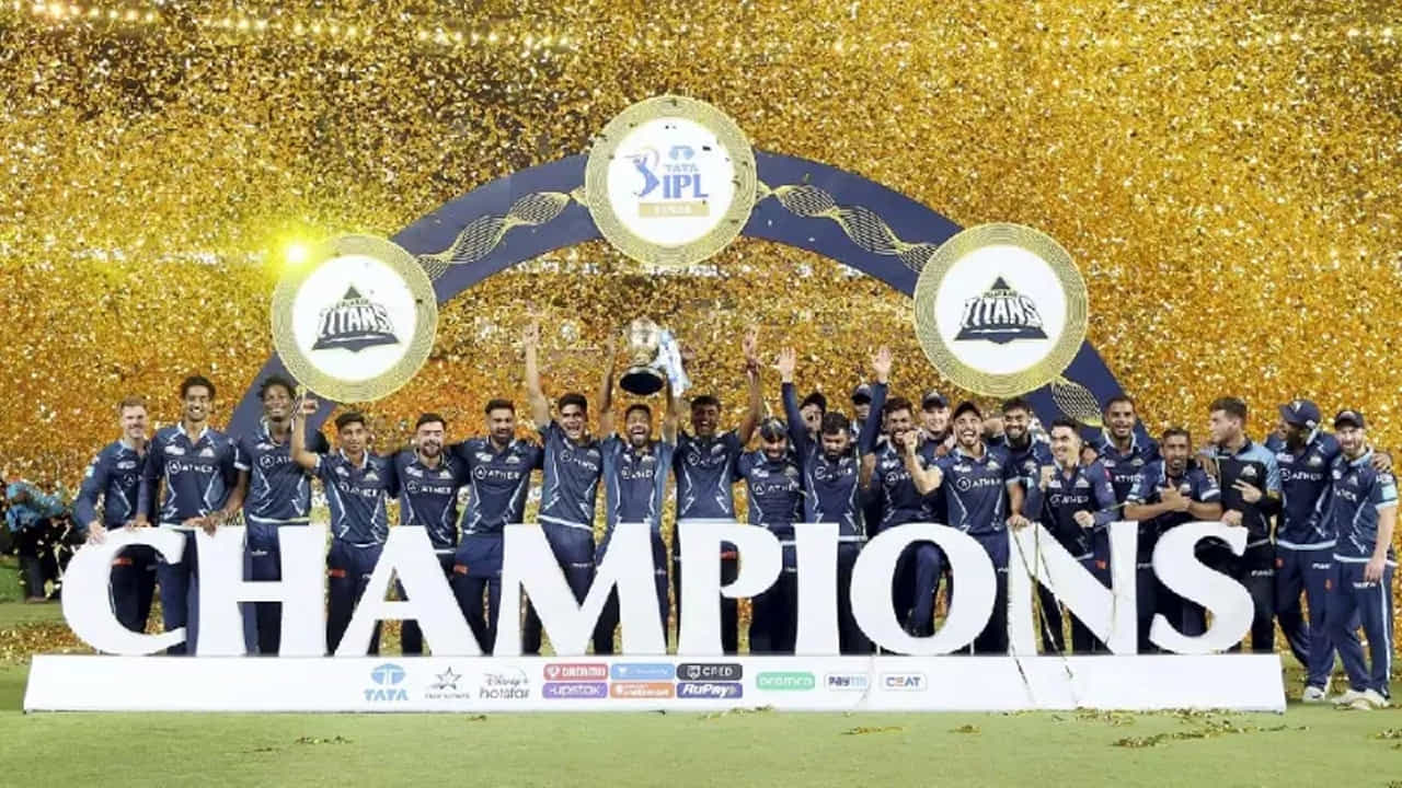 IPL 2022- గుజరాత్ టైటాన్స్: గత సీజన్లో, గుజరాత్ టైటాన్స్ రాజస్థాన్ రాయల్స్ను ఓడించి మొదటిసారి IPL టైటిల్ను గెలుచుకుంది. ఈ మ్యాచ్లో తొలుత బ్యాటింగ్ చేసిన రాజస్థాన్ రాయల్స్ 130 పరుగులు మాత్రమే చేసింది. ఈ సులభమైన లక్ష్యాన్ని ఛేదించిన గుజరాత్ టైటాన్స్ 18.1 ఓవర్లలో 3 వికెట్ల నష్టానికి 133 పరుగులు చేసి 7 వికెట్ల తేడాతో విజయం సాధించింది. ఈ ఐపీఎల్ ద్వారా హార్దిక్ పాండ్య తొలి ట్రోఫీని కైవసం చేసుకున్నాడు.