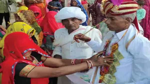 Viral News: పెద్దలు చేసిన పెళ్లి.. 25 ఏళ్ల వధువు..55ఏళ్ల వరుడి వివాహం వైరల్.. కారణం ఏంటంటే..