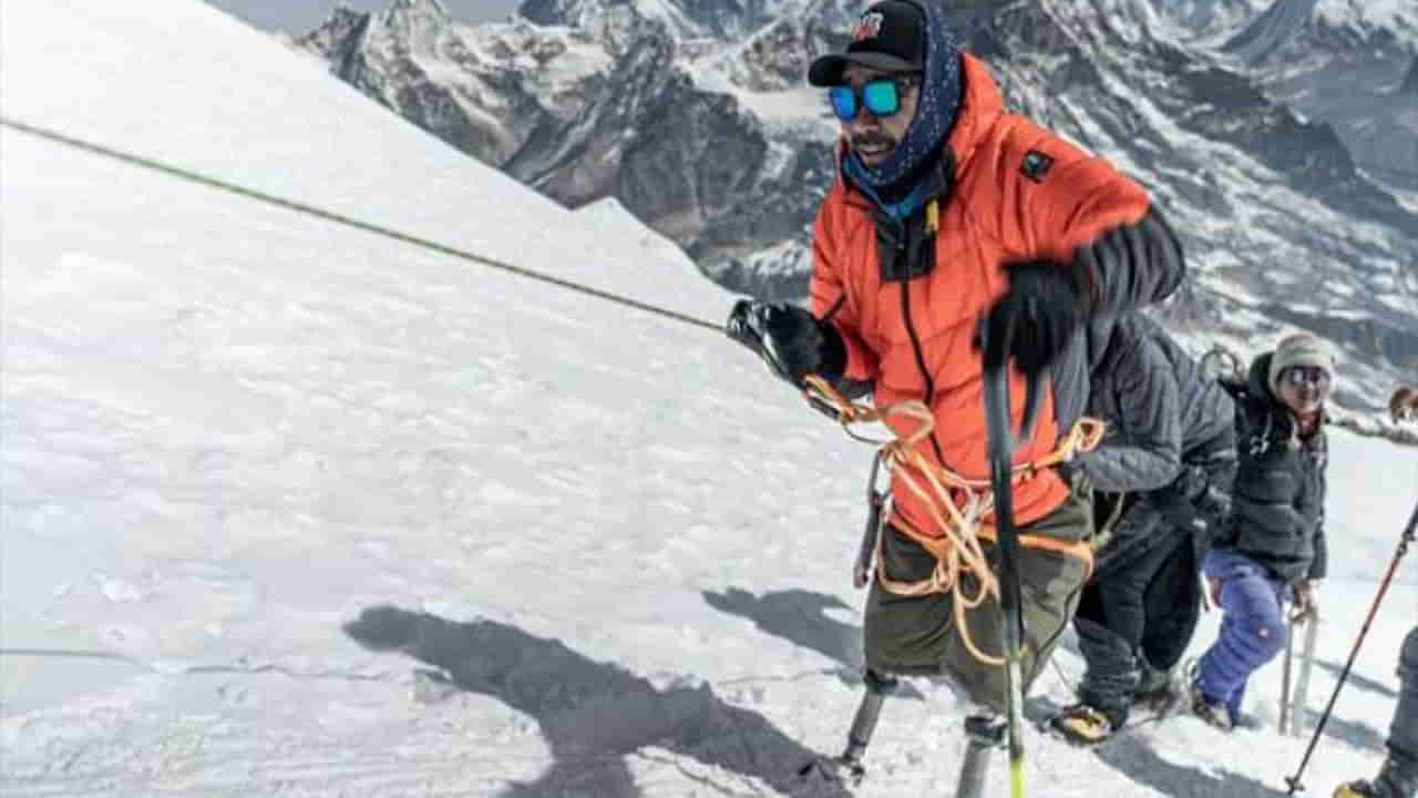 Everest: పట్టుదల అంటే ఇదే మరి.. రెండు కాళ్లను కోల్పోయినప్పటికీ ఎవరెస్టు ఎక్కేసి సరికొత్త రికార్డు సృష్టించాడు