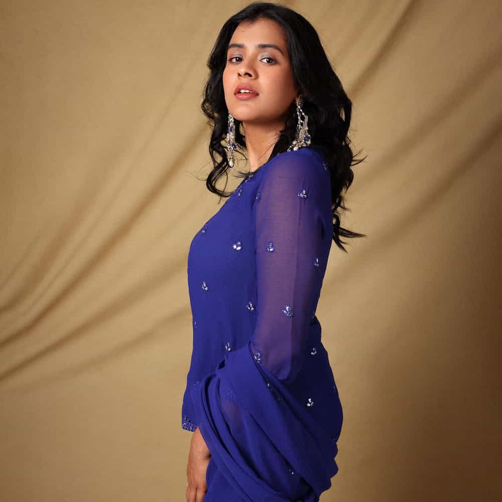 కుర్రకారు మనసు దోచుకున్న హాట్ బ్యూటీల లిస్టులో హెబ్బా పటేల్ పేరు కూడా ఉంటుంది. కుమారి 21ఎఫ్ సినిమాతో తెలుగు తెరకు పరిచయమైన ఈ భామ.. తన అందాల వేడితో సిల్వర్ స్క్రీన్ని వేడెక్కించింది. తొలి సినిమాతోనే యూత్ ఆడియన్స్ని పడేసింది. ఆ తర్వాత అందివచ్చిన ప్రతి అవకాశంలో కూడా యూత్ని అట్రాక్ట్ చేస్తూ సొగసుల గాలం వేసింది హెబ్బా. దీంతో ఈ అమ్మడికి సూపర్ ఫాలోయింగ్ ఏర్పడింది. ఆ తర్వాత హెబ్బాకు వరస ఆఫర్లు వచ్చినప్పటికీ పెద్దగా హిట్ పడింది మాత్రం లేదు.