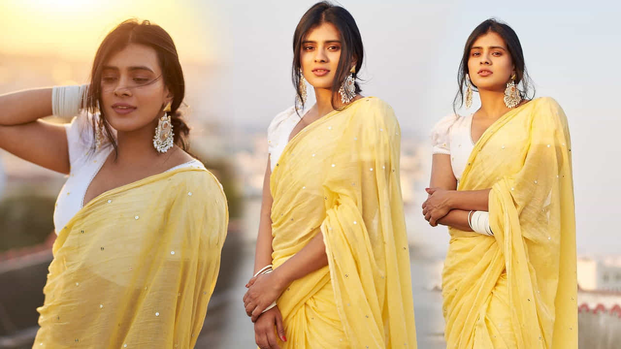 కుమారి 21ఎఫ్’ సినిమాతో తెలుగు ప్రేక్షకులను తనవైపు తిప్పుకుంది అందాల తార హెబ్బా పటేల్. తొలి సినిమాతోనే తన గ్లామర్, నటతో మెస్మరైజ్ చేసిందీ బ్యూటీ. ఎప్పుడు సోషల్ మీడియాలో కొత్త కొత్త ఫోటోషూట్ తో కుర్రకారును ఎట్రాక్ట్ చేస్తుంది.తాజాగా న్యూ ఫొటోస్ తో అలరించింది ఈ అమ్మడు.