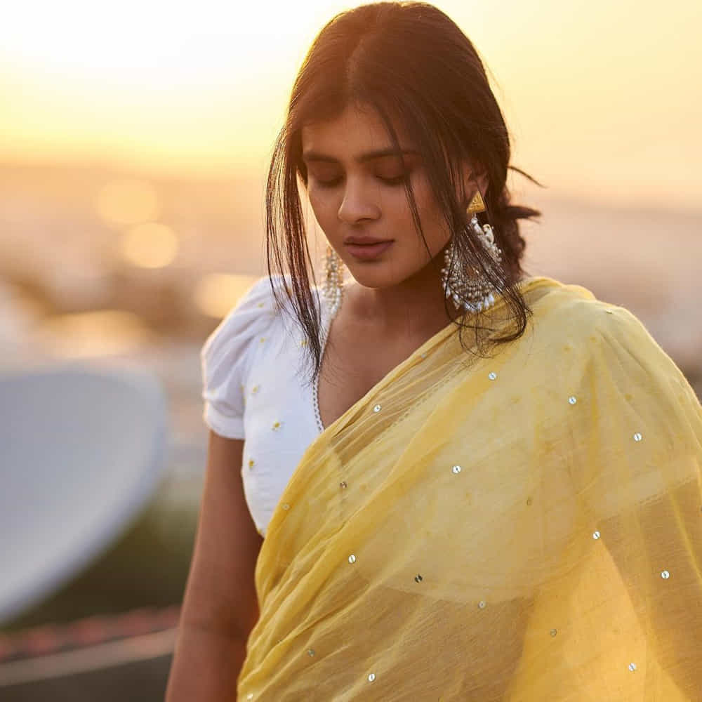 కుమారి 21ఎఫ్’ సినిమాతో తెలుగు ప్రేక్షకులను తనవైపు తిప్పుకుంది అందాల తార హెబ్బా పటేల్. తొలి సినిమాతోనే తన గ్లామర్, నటతో మెస్మరైజ్ చేసిందీ బ్యూటీ. ఎప్పుడు సోషల్ మీడియాలో కొత్త కొత్త ఫోటోషూట్ తో కుర్రకారును ఎట్రాక్ట్ చేస్తుంది.తాజాగా న్యూ ఫొటోస్ తో అలరించింది ఈ అమ్మడు.