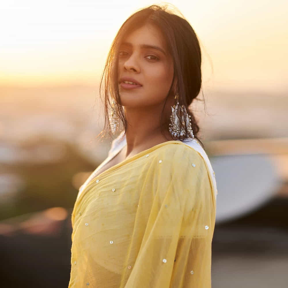 కుమారి 21ఎఫ్’ సినిమాతో తెలుగు ప్రేక్షకులను తనవైపు తిప్పుకుంది అందాల తార హెబ్బా పటేల్. తొలి సినిమాతోనే తన గ్లామర్, నటతో మెస్మరైజ్ చేసిందీ బ్యూటీ. ఎప్పుడు సోషల్ మీడియాలో కొత్త కొత్త ఫోటోషూట్ తో కుర్రకారును ఎట్రాక్ట్ చేస్తుంది.తాజాగా న్యూ ఫొటోస్ తో అలరించింది ఈ అమ్మడు.