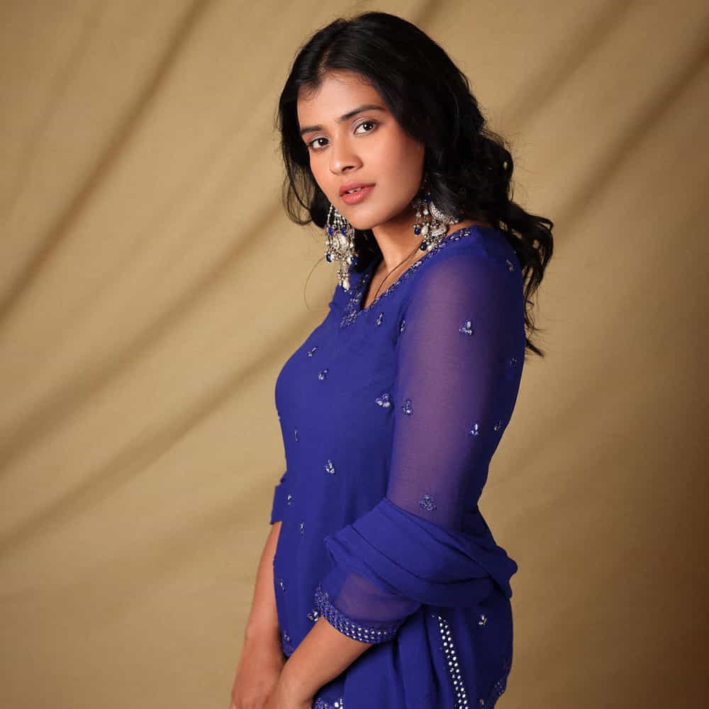 కుర్రకారు మనసు దోచుకున్న హాట్ బ్యూటీల లిస్టులో హెబ్బా పటేల్ పేరు కూడా ఉంటుంది. కుమారి 21ఎఫ్ సినిమాతో తెలుగు తెరకు పరిచయమైన ఈ భామ.. తన అందాల వేడితో సిల్వర్ స్క్రీన్ని వేడెక్కించింది. తొలి సినిమాతోనే యూత్ ఆడియన్స్ని పడేసింది. ఆ తర్వాత అందివచ్చిన ప్రతి అవకాశంలో కూడా యూత్ని అట్రాక్ట్ చేస్తూ సొగసుల గాలం వేసింది హెబ్బా. దీంతో ఈ అమ్మడికి సూపర్ ఫాలోయింగ్ ఏర్పడింది. ఆ తర్వాత హెబ్బాకు వరస ఆఫర్లు వచ్చినప్పటికీ పెద్దగా హిట్ పడింది మాత్రం లేదు.