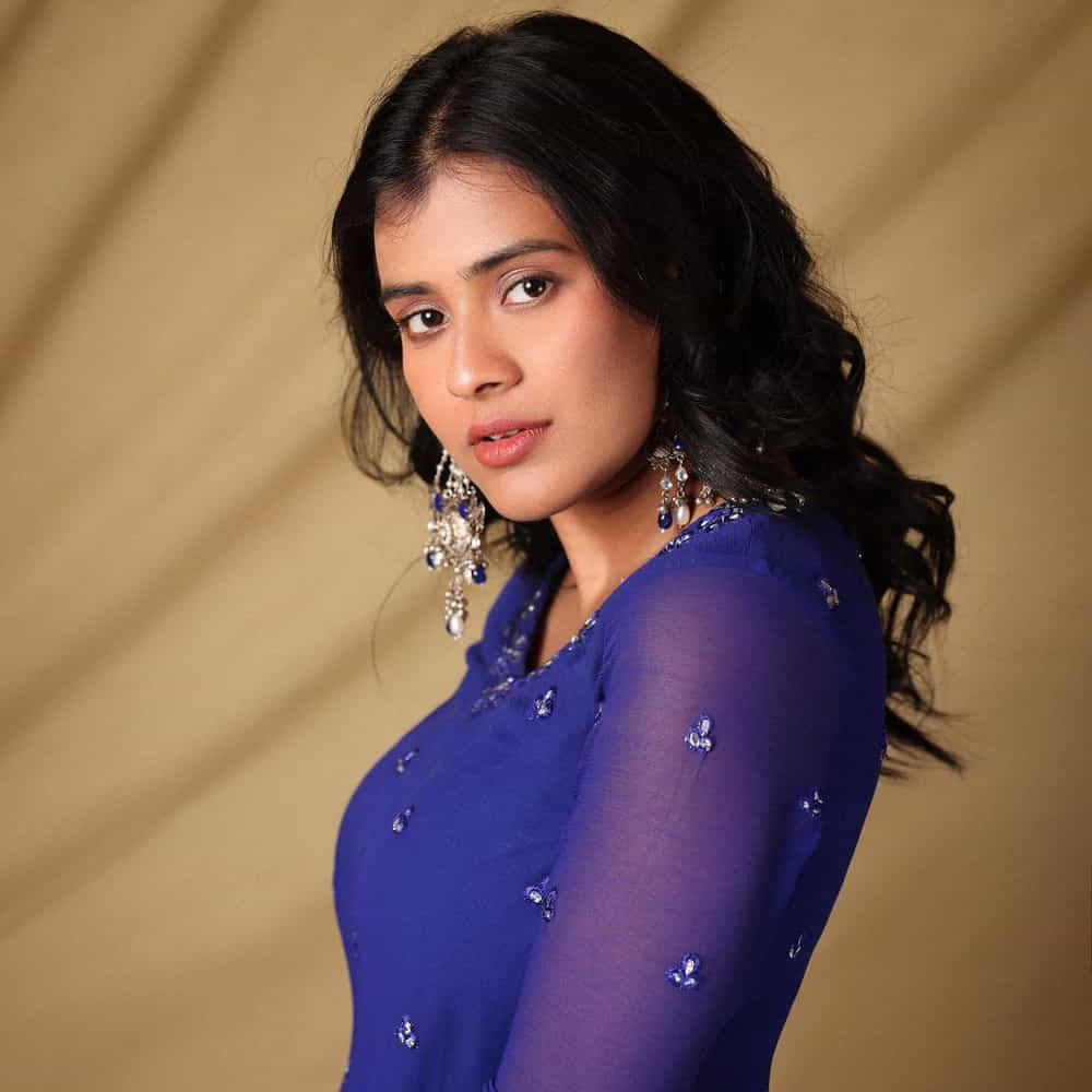 కుర్రకారు మనసు దోచుకున్న హాట్ బ్యూటీల లిస్టులో హెబ్బా పటేల్ పేరు కూడా ఉంటుంది. కుమారి 21ఎఫ్ సినిమాతో తెలుగు తెరకు పరిచయమైన ఈ భామ.. తన అందాల వేడితో సిల్వర్ స్క్రీన్ని వేడెక్కించింది. తొలి సినిమాతోనే యూత్ ఆడియన్స్ని పడేసింది. ఆ తర్వాత అందివచ్చిన ప్రతి అవకాశంలో కూడా యూత్ని అట్రాక్ట్ చేస్తూ సొగసుల గాలం వేసింది హెబ్బా. దీంతో ఈ అమ్మడికి సూపర్ ఫాలోయింగ్ ఏర్పడింది. ఆ తర్వాత హెబ్బాకు వరస ఆఫర్లు వచ్చినప్పటికీ పెద్దగా హిట్ పడింది మాత్రం లేదు.