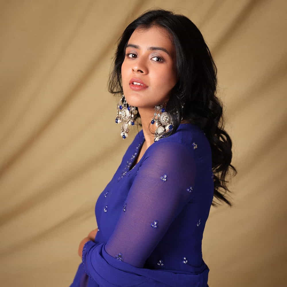 కుర్రకారు మనసు దోచుకున్న హాట్ బ్యూటీల లిస్టులో హెబ్బా పటేల్ పేరు కూడా ఉంటుంది. కుమారి 21ఎఫ్ సినిమాతో తెలుగు తెరకు పరిచయమైన ఈ భామ.. తన అందాల వేడితో సిల్వర్ స్క్రీన్ని వేడెక్కించింది. తొలి సినిమాతోనే యూత్ ఆడియన్స్ని పడేసింది. ఆ తర్వాత అందివచ్చిన ప్రతి అవకాశంలో కూడా యూత్ని అట్రాక్ట్ చేస్తూ సొగసుల గాలం వేసింది హెబ్బా. దీంతో ఈ అమ్మడికి సూపర్ ఫాలోయింగ్ ఏర్పడింది. ఆ తర్వాత హెబ్బాకు వరస ఆఫర్లు వచ్చినప్పటికీ పెద్దగా హిట్ పడింది మాత్రం లేదు.