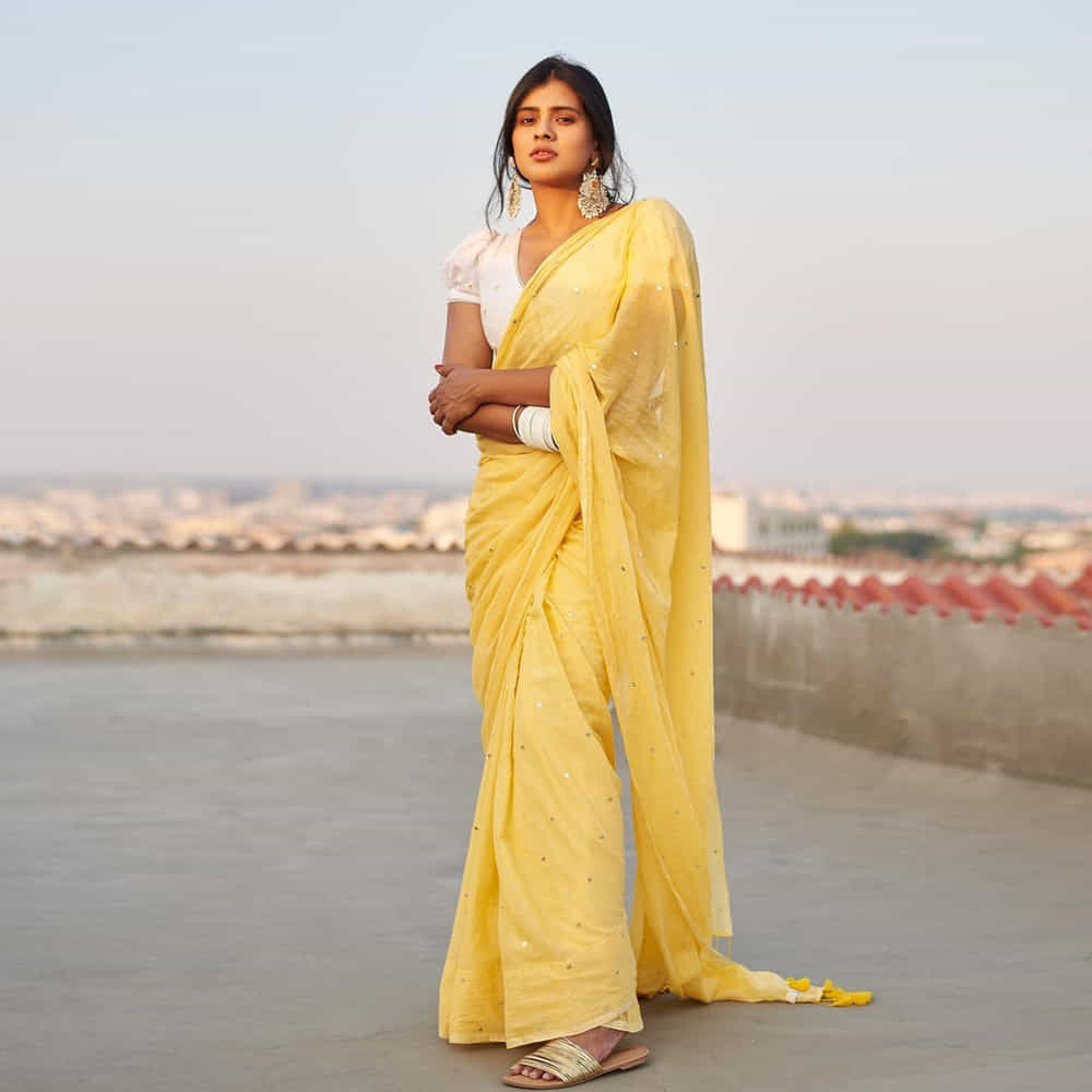 కుమారి 21ఎఫ్’ సినిమాతో తెలుగు ప్రేక్షకులను తనవైపు తిప్పుకుంది అందాల తార హెబ్బా పటేల్. తొలి సినిమాతోనే తన గ్లామర్, నటతో మెస్మరైజ్ చేసిందీ బ్యూటీ. ఎప్పుడు సోషల్ మీడియాలో కొత్త కొత్త ఫోటోషూట్ తో కుర్రకారును ఎట్రాక్ట్ చేస్తుంది.తాజాగా న్యూ ఫొటోస్ తో అలరించింది ఈ అమ్మడు.