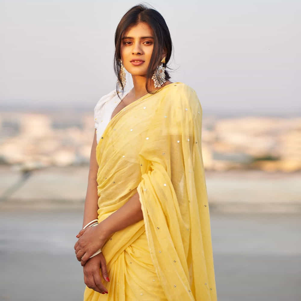 కుమారి 21ఎఫ్’ సినిమాతో తెలుగు ప్రేక్షకులను తనవైపు తిప్పుకుంది అందాల తార హెబ్బా పటేల్. తొలి సినిమాతోనే తన గ్లామర్, నటతో మెస్మరైజ్ చేసిందీ బ్యూటీ. ఎప్పుడు సోషల్ మీడియాలో కొత్త కొత్త ఫోటోషూట్ తో కుర్రకారును ఎట్రాక్ట్ చేస్తుంది.తాజాగా న్యూ ఫొటోస్ తో అలరించింది ఈ అమ్మడు.