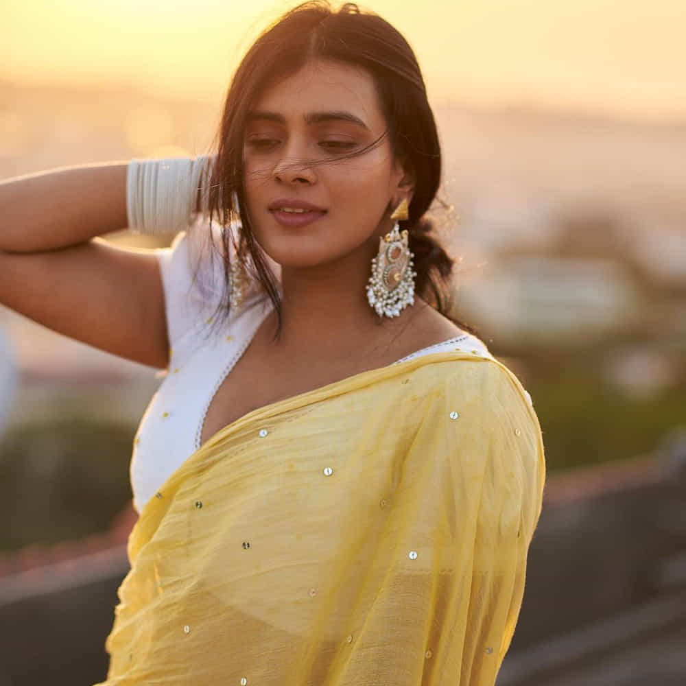 కుమారి 21ఎఫ్’ సినిమాతో తెలుగు ప్రేక్షకులను తనవైపు తిప్పుకుంది అందాల తార హెబ్బా పటేల్. తొలి సినిమాతోనే తన గ్లామర్, నటతో మెస్మరైజ్ చేసిందీ బ్యూటీ. ఎప్పుడు సోషల్ మీడియాలో కొత్త కొత్త ఫోటోషూట్ తో కుర్రకారును ఎట్రాక్ట్ చేస్తుంది.తాజాగా న్యూ ఫొటోస్ తో అలరించింది ఈ అమ్మడు.