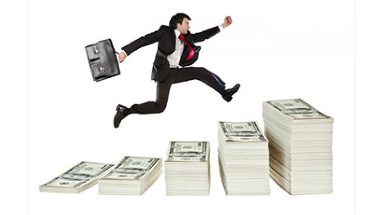 లక్సెంబర్గ్: పశ్చిమ ఐరోపాలో ఉన్న ఒక చిన్న దేశం. ఇక్కడ ఉద్యోగులకు సగటు వార్షిక వేతనం 65 వేల డాలర్లు. అంటే దాదాపు 48 లక్షల రూపాయలు.