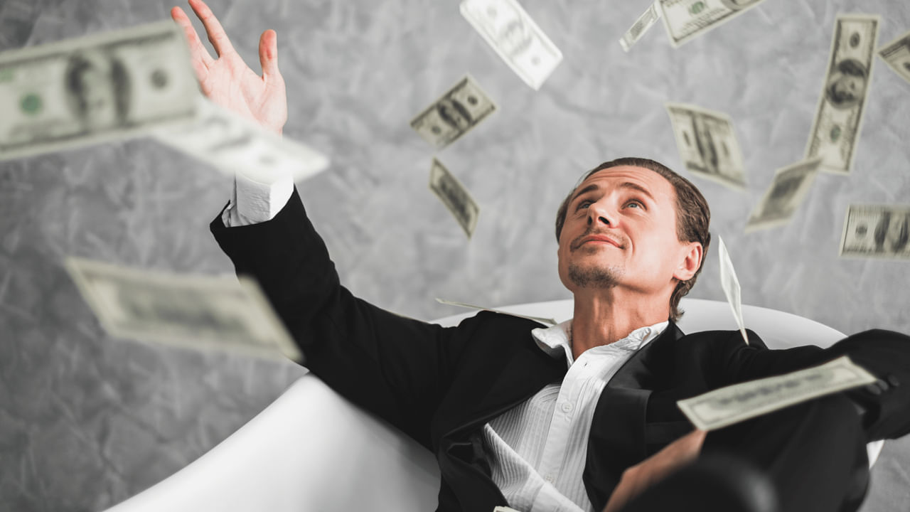 అందమైన బీచ్లు, విషపూరిత పాములకు ప్రసిద్ధి చెందిన ఆస్ట్రేలియా ఆర్థిక శక్తిగా కూడా ఉంది. ఈ దేశంలో ఉద్యోగుల సగటు వార్షిక వేతనం 53 వేల డాలర్లు. దాదాపు 39 లక్షల రూపాయలు.