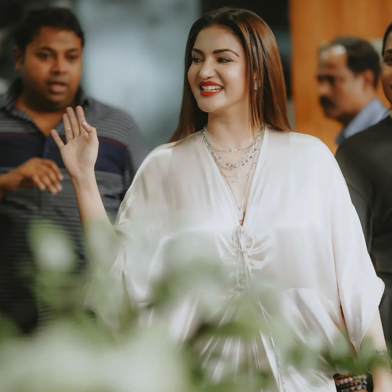 కోమలమైన వర్చస్సు... తళుకుబెళుకులతో మాలీవుడ్లో యూత్ హార్ట్స్ దోచేస్తోంది హనీ రోజ్ వర్గీస్. తమిళ్, తెలుగు సినిమాల్లో కూడా తన మార్క్ చూపించింది. ఈ వర్షం సాక్షిగా, ఆలయం వంటి తెలుగు సినిమాల్లో నటనతోపాటూ చక్కటి అభినయాన్ని చూపించిందీ శాండల్ బ్యూటీ.