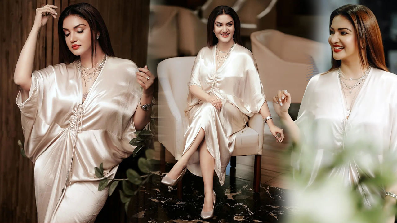 వీరసింహారెడ్డి మూవీతో తెలుగులో ఎంట్రీ ఇచ్చిన మలయాళీ ముద్దుగుమ్మ 'హనీ రోజ్'. ఒక్క సినిమాతోనే తన అందం, అభినయంతో అందరి చూపు తనవైపు తిప్పుకుంది ఓ ముద్దుగుమ్మ.అందం సైతం అసూయ పడేట్టుగా ఉన్న ఆ ముద్దుగుమ్మ వావ్ ఫొటోస్ 