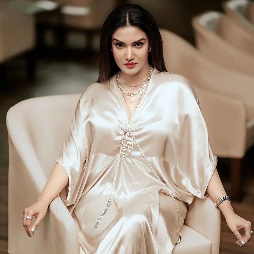 వీరసింహారెడ్డి మూవీతో తెలుగులో ఎంట్రీ ఇచ్చిన మలయాళీ ముద్దుగుమ్మ 'హనీ రోజ్'. ఒక్క సినిమాతోనే తన అందం, అభినయంతో అందరి చూపు తనవైపు తిప్పుకుంది ఓ ముద్దుగుమ్మ.అందం సైతం అసూయ పడేట్టుగా ఉన్న ఆ ముద్దుగుమ్మ వావ్ ఫొటోస్