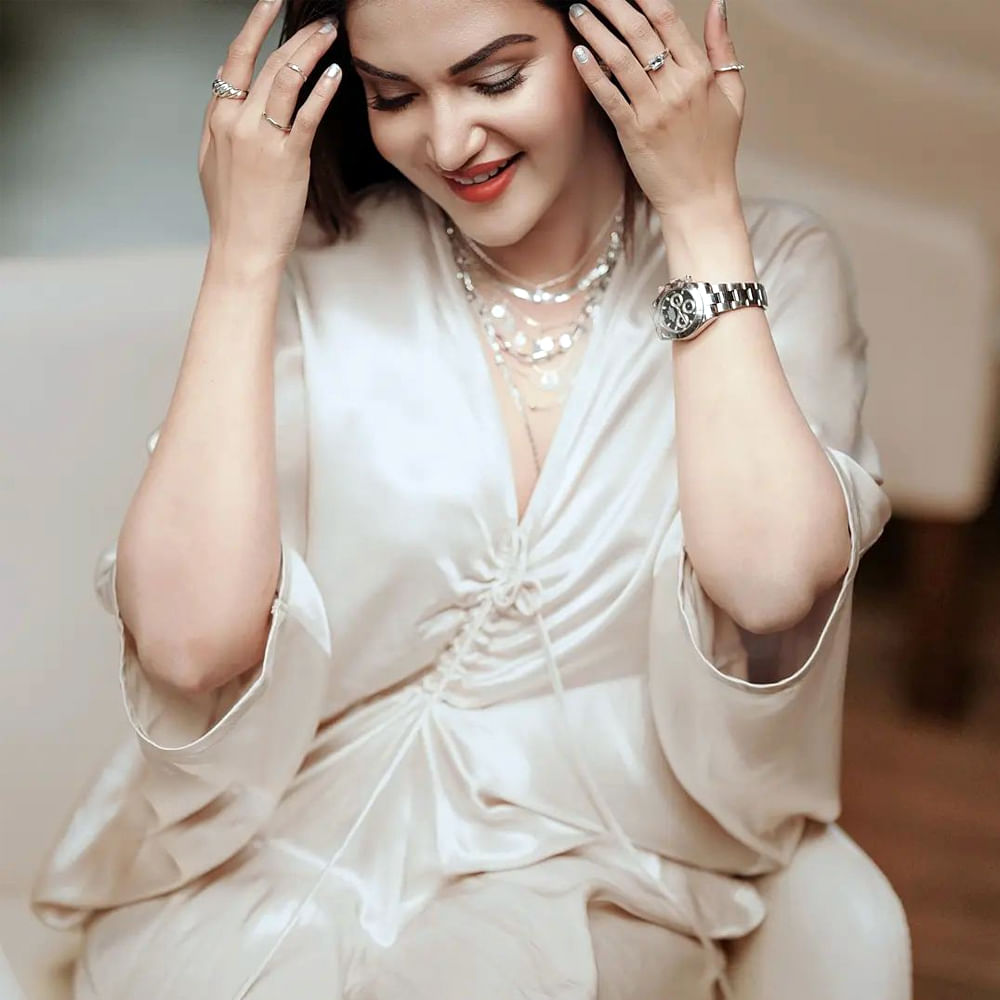 వీరసింహారెడ్డి మూవీతో తెలుగులో ఎంట్రీ ఇచ్చిన మలయాళీ ముద్దుగుమ్మ 'హనీ రోజ్'. ఒక్క సినిమాతోనే తన అందం, అభినయంతో అందరి చూపు తనవైపు తిప్పుకుంది ఓ ముద్దుగుమ్మ.అందం సైతం అసూయ పడేట్టుగా ఉన్న ఆ ముద్దుగుమ్మ వావ్ ఫొటోస్