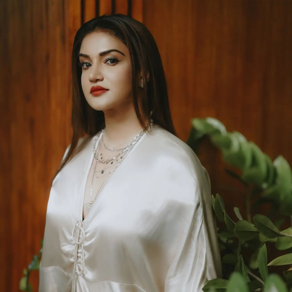 కోమలమైన వర్చస్సు... తళుకుబెళుకులతో మాలీవుడ్లో యూత్ హార్ట్స్ దోచేస్తోంది హనీ రోజ్ వర్గీస్. తమిళ్, తెలుగు సినిమాల్లో కూడా తన మార్క్ చూపించింది. ఈ వర్షం సాక్షిగా, ఆలయం వంటి తెలుగు సినిమాల్లో నటనతోపాటూ చక్కటి అభినయాన్ని చూపించిందీ శాండల్ బ్యూటీ.