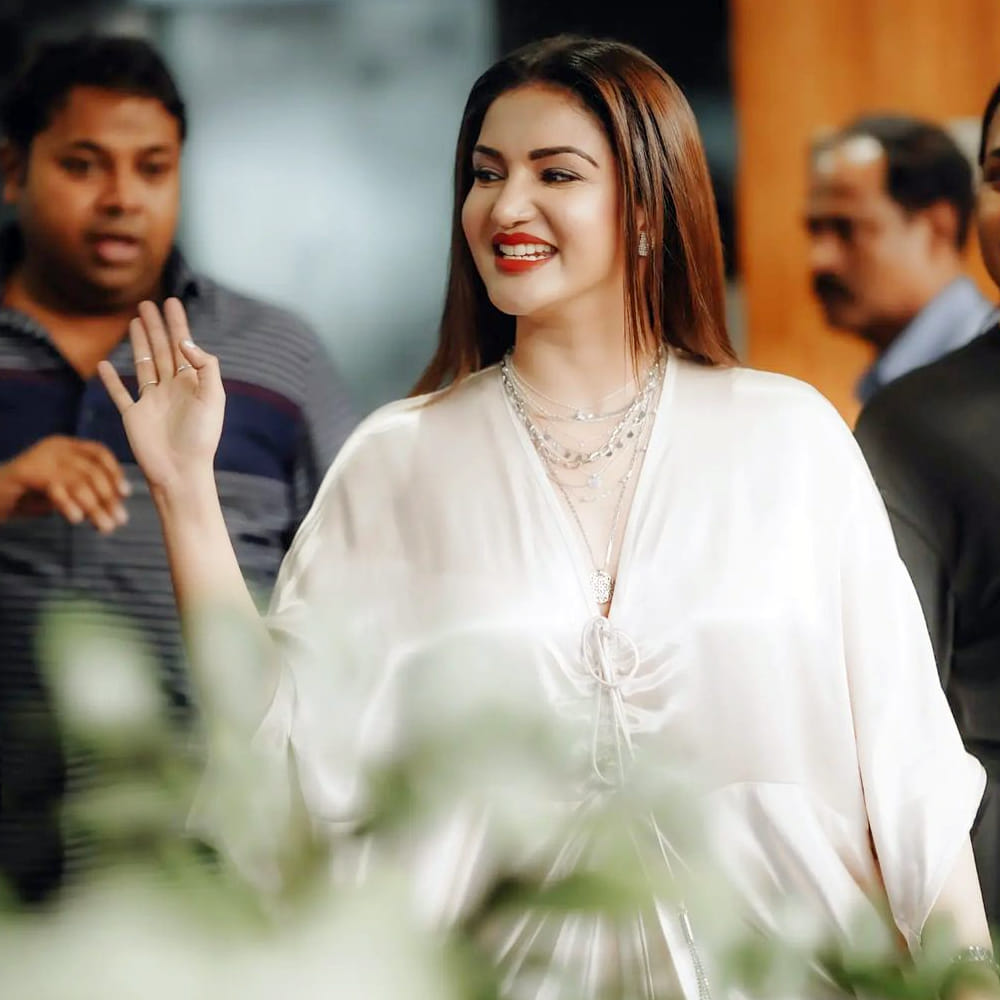 వీరసింహారెడ్డి మూవీతో తెలుగులో ఎంట్రీ ఇచ్చిన మలయాళీ ముద్దుగుమ్మ 'హనీ రోజ్'. ఒక్క సినిమాతోనే తన అందం, అభినయంతో అందరి చూపు తనవైపు తిప్పుకుంది ఓ ముద్దుగుమ్మ.అందం సైతం అసూయ పడేట్టుగా ఉన్న ఆ ముద్దుగుమ్మ వావ్ ఫొటోస్