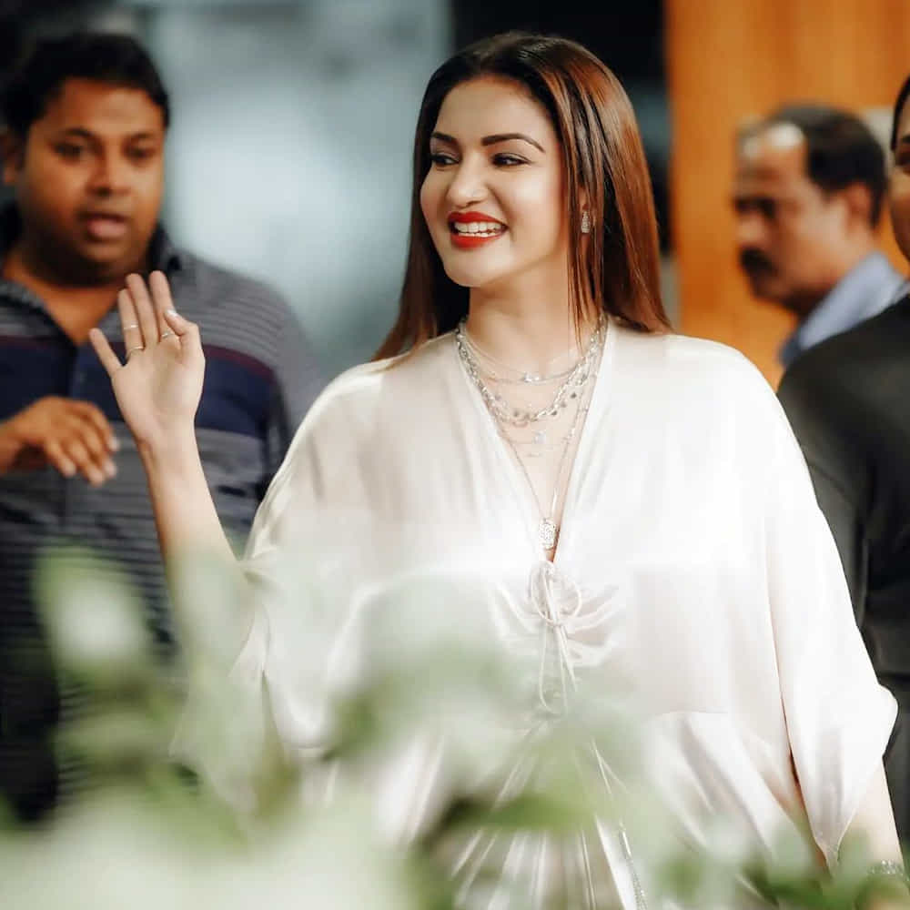 వీరసింహారెడ్డి మూవీతో తెలుగులో ఎంట్రీ ఇచ్చిన మలయాళీ ముద్దుగుమ్మ 'హనీ రోజ్'. ఒక్క సినిమాతోనే తన అందం, అభినయంతో అందరి చూపు తనవైపు తిప్పుకుంది ఓ ముద్దుగుమ్మ.అందం సైతం అసూయ పడేట్టుగా ఉన్న ఆ ముద్దుగుమ్మ వావ్ ఫొటోస్