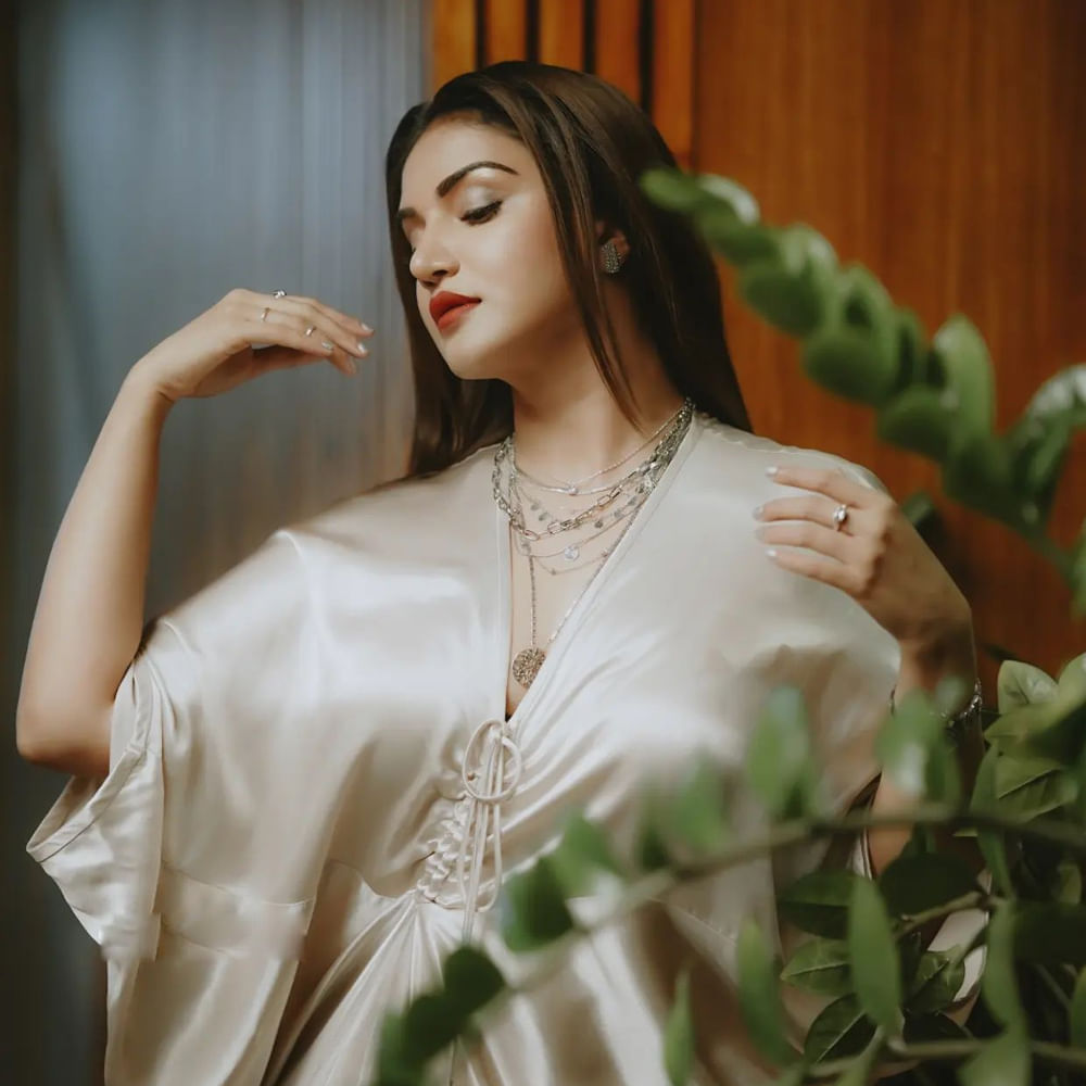 కోమలమైన వర్చస్సు... తళుకుబెళుకులతో మాలీవుడ్లో యూత్ హార్ట్స్ దోచేస్తోంది హనీ రోజ్ వర్గీస్. తమిళ్, తెలుగు సినిమాల్లో కూడా తన మార్క్ చూపించింది. ఈ వర్షం సాక్షిగా, ఆలయం వంటి తెలుగు సినిమాల్లో నటనతోపాటూ చక్కటి అభినయాన్ని చూపించిందీ శాండల్ బ్యూటీ.
