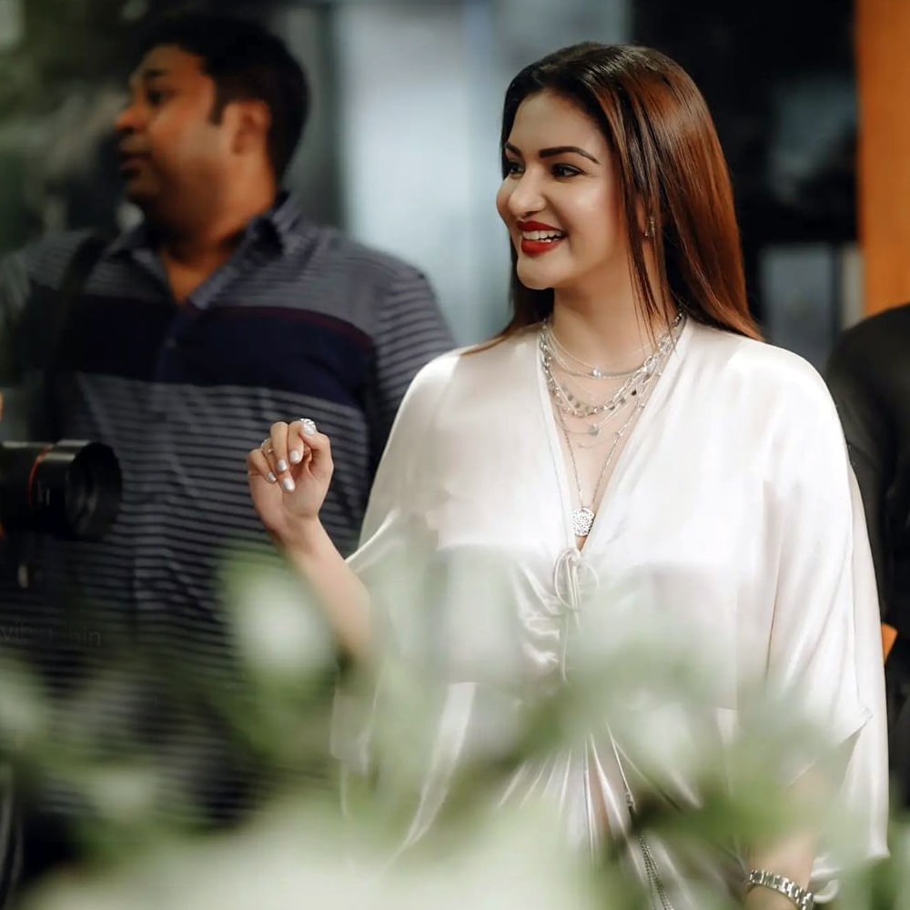 వీరసింహారెడ్డి మూవీతో తెలుగులో ఎంట్రీ ఇచ్చిన మలయాళీ ముద్దుగుమ్మ 'హనీ రోజ్'. ఒక్క సినిమాతోనే తన అందం, అభినయంతో అందరి చూపు తనవైపు తిప్పుకుంది ఓ ముద్దుగుమ్మ.అందం సైతం అసూయ పడేట్టుగా ఉన్న ఆ ముద్దుగుమ్మ వావ్ ఫొటోస్