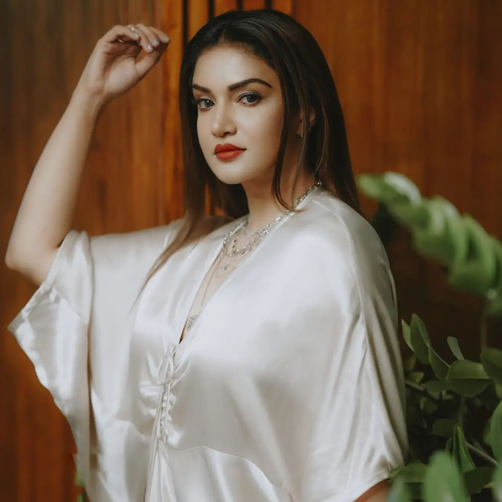 కోమలమైన వర్చస్సు... తళుకుబెళుకులతో మాలీవుడ్లో యూత్ హార్ట్స్ దోచేస్తోంది హనీ రోజ్ వర్గీస్. తమిళ్, తెలుగు సినిమాల్లో కూడా తన మార్క్ చూపించింది. ఈ వర్షం సాక్షిగా, ఆలయం వంటి తెలుగు సినిమాల్లో నటనతోపాటూ చక్కటి అభినయాన్ని చూపించిందీ శాండల్ బ్యూటీ.