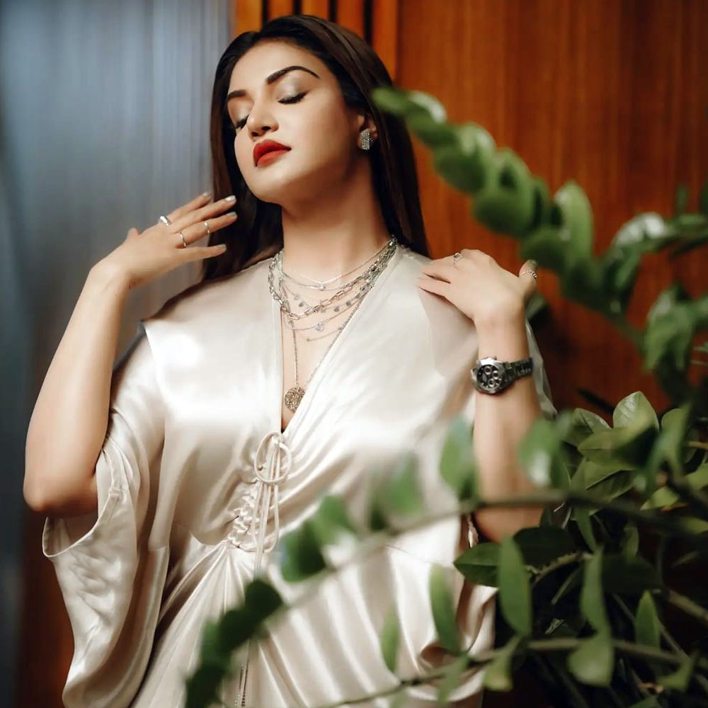 వీరసింహారెడ్డి మూవీతో తెలుగులో ఎంట్రీ ఇచ్చిన మలయాళీ ముద్దుగుమ్మ 'హనీ రోజ్'. ఒక్క సినిమాతోనే తన అందం, అభినయంతో అందరి చూపు తనవైపు తిప్పుకుంది ఓ ముద్దుగుమ్మ.అందం సైతం అసూయ పడేట్టుగా ఉన్న ఆ ముద్దుగుమ్మ వావ్ ఫొటోస్