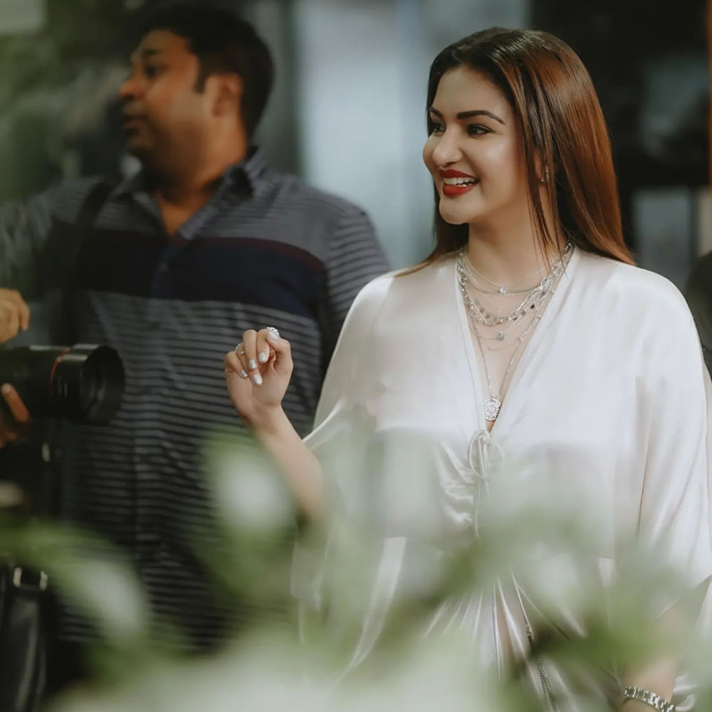 కోమలమైన వర్చస్సు... తళుకుబెళుకులతో మాలీవుడ్లో యూత్ హార్ట్స్ దోచేస్తోంది హనీ రోజ్ వర్గీస్. తమిళ్, తెలుగు సినిమాల్లో కూడా తన మార్క్ చూపించింది. ఈ వర్షం సాక్షిగా, ఆలయం వంటి తెలుగు సినిమాల్లో నటనతోపాటూ చక్కటి అభినయాన్ని చూపించిందీ శాండల్ బ్యూటీ.