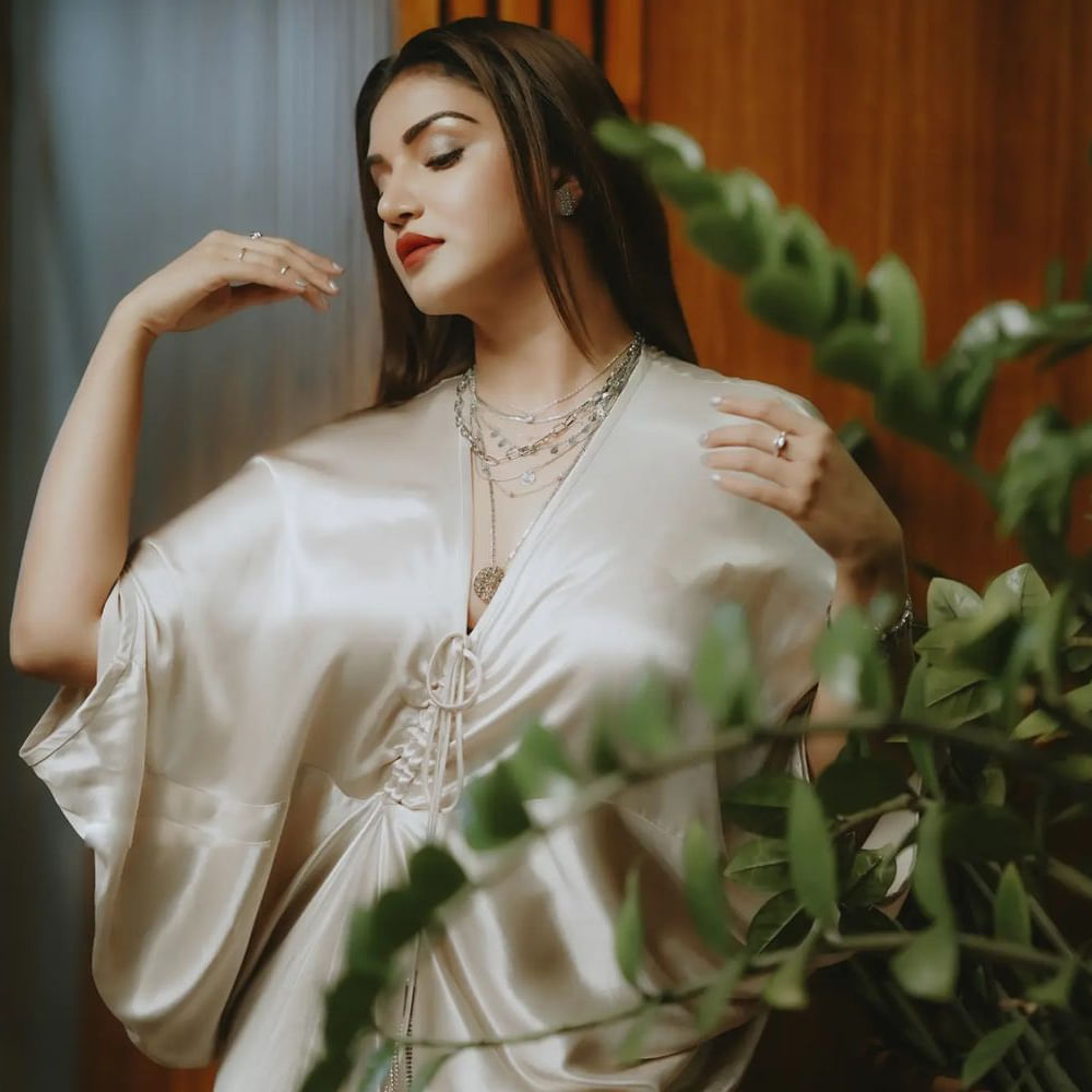 వీరసింహారెడ్డి మూవీతో తెలుగులో ఎంట్రీ ఇచ్చిన మలయాళీ ముద్దుగుమ్మ 'హనీ రోజ్'. ఒక్క సినిమాతోనే తన అందం, అభినయంతో అందరి చూపు తనవైపు తిప్పుకుంది ఓ ముద్దుగుమ్మ.అందం సైతం అసూయ పడేట్టుగా ఉన్న ఆ ముద్దుగుమ్మ వావ్ ఫొటోస్