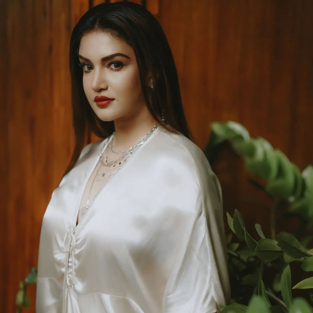 కోమలమైన వర్చస్సు... తళుకుబెళుకులతో మాలీవుడ్లో యూత్ హార్ట్స్ దోచేస్తోంది హనీ రోజ్ వర్గీస్. తమిళ్, తెలుగు సినిమాల్లో కూడా తన మార్క్ చూపించింది. ఈ వర్షం సాక్షిగా, ఆలయం వంటి తెలుగు సినిమాల్లో నటనతోపాటూ చక్కటి అభినయాన్ని చూపించిందీ శాండల్ బ్యూటీ.