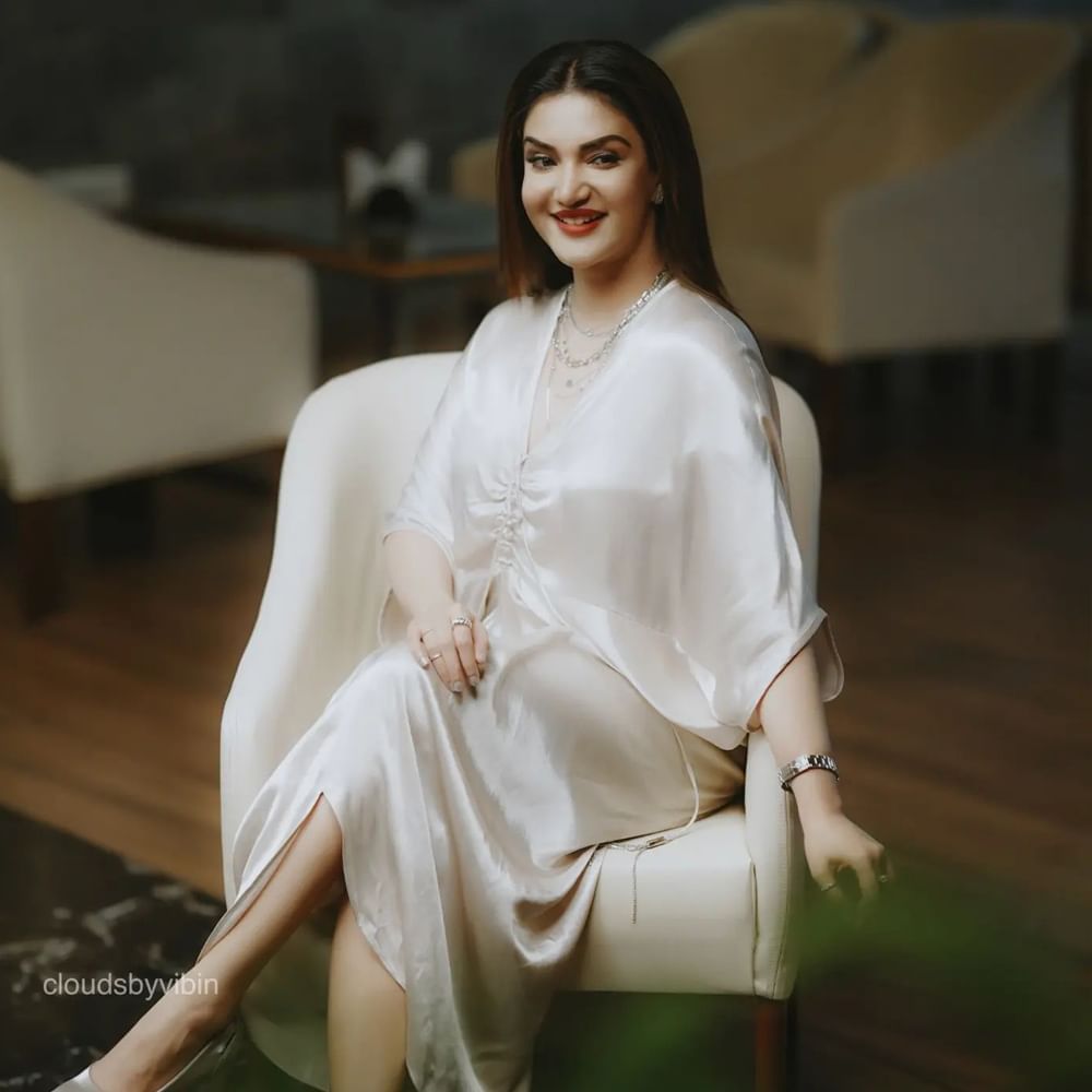 కోమలమైన వర్చస్సు... తళుకుబెళుకులతో మాలీవుడ్లో యూత్ హార్ట్స్ దోచేస్తోంది హనీ రోజ్ వర్గీస్. తమిళ్, తెలుగు సినిమాల్లో కూడా తన మార్క్ చూపించింది. ఈ వర్షం సాక్షిగా, ఆలయం వంటి తెలుగు సినిమాల్లో నటనతోపాటూ చక్కటి అభినయాన్ని చూపించిందీ శాండల్ బ్యూటీ.