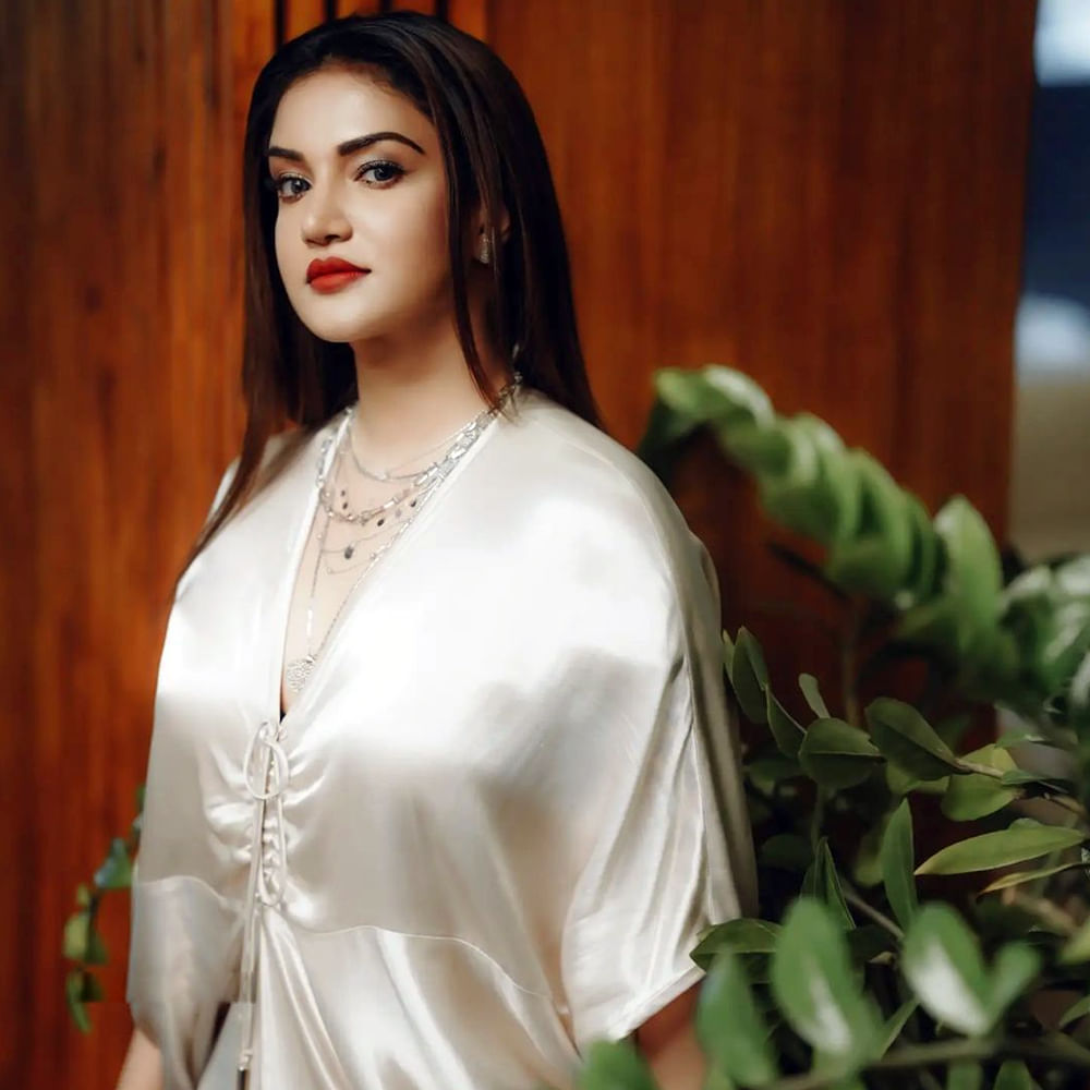 వీరసింహారెడ్డి మూవీతో తెలుగులో ఎంట్రీ ఇచ్చిన మలయాళీ ముద్దుగుమ్మ 'హనీ రోజ్'. ఒక్క సినిమాతోనే తన అందం, అభినయంతో అందరి చూపు తనవైపు తిప్పుకుంది ఓ ముద్దుగుమ్మ.అందం సైతం అసూయ పడేట్టుగా ఉన్న ఆ ముద్దుగుమ్మ వావ్ ఫొటోస్