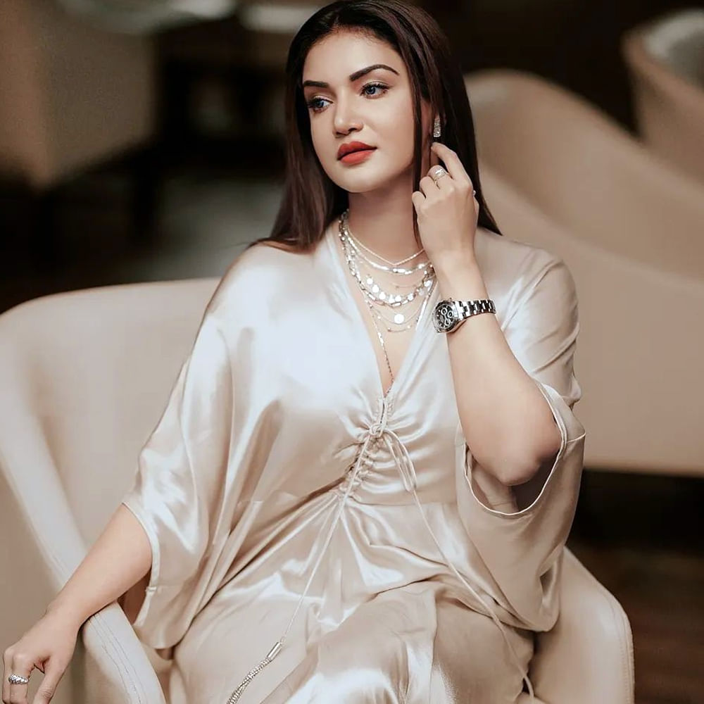 వీరసింహారెడ్డి మూవీతో తెలుగులో ఎంట్రీ ఇచ్చిన మలయాళీ ముద్దుగుమ్మ 'హనీ రోజ్'. ఒక్క సినిమాతోనే తన అందం, అభినయంతో అందరి చూపు తనవైపు తిప్పుకుంది ఓ ముద్దుగుమ్మ.అందం సైతం అసూయ పడేట్టుగా ఉన్న ఆ ముద్దుగుమ్మ వావ్ ఫొటోస్