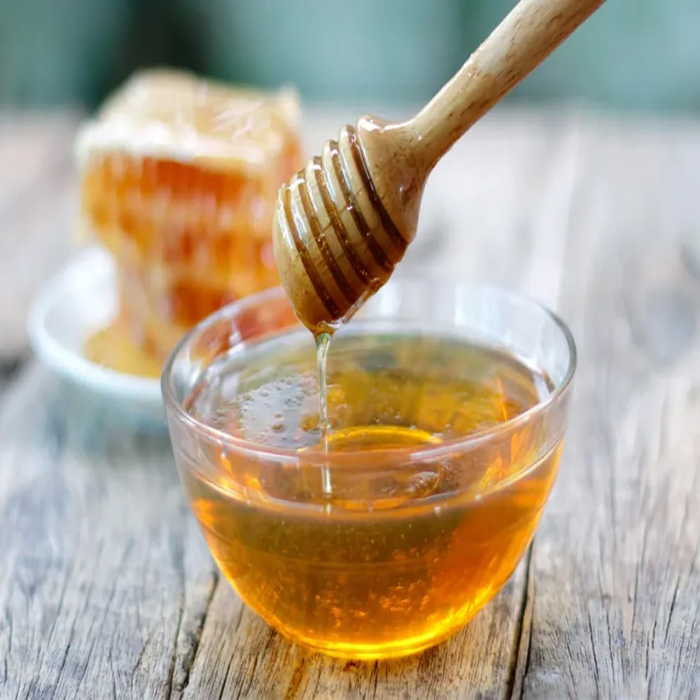 తేనె: రాత్రంతా నానబెట్టిన బాదంపప్పు పేస్ట్‌లో తేనె మిక్స్ చేసి ముఖానికి అప్లై చేయడం వల్ల చర్మం హైడ్రేటెడ్‌గా ఉంటుంది. కాసేపు అలాగే ఉంచి ముఖంపై మసాజ్ చేయాలి. ఇలా వారానికి రెండు సార్లు చేస్తే తేడాను మీరే గమనిస్తారు.  